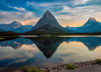 Fototapeta na wymiar Swiftcurrent Lake Mountain Reflection