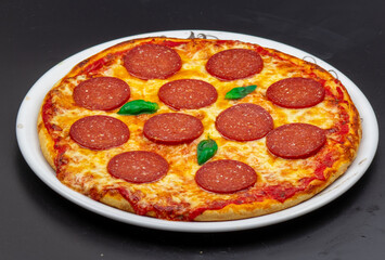 Salami Pizza mit Basilikum