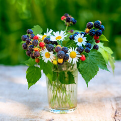 Obraz premium an amazing summer bouquet of blackberries and chamomile flowers