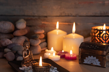 Obraz na płótnie Canvas buddha statue with candles for meditation