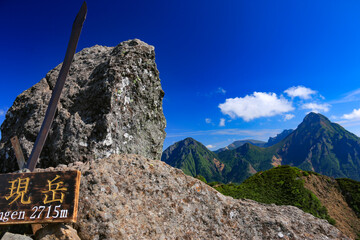 南八ヶ岳　権現岳山頂と赤岳遠景