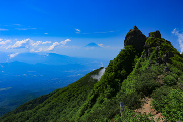 南八ヶ岳　権現岳東峰山頂と富士山遠景