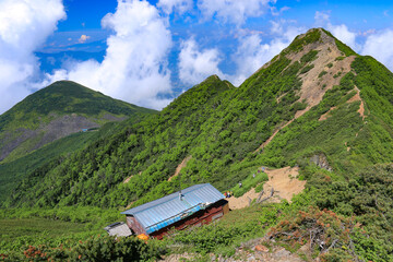 南八ヶ岳　権現岳東峰山頂から権現小屋、権現岳西峰、編笠山を望む