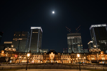 Fototapeta premium 夜の東京駅と満月