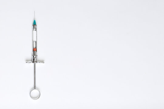 Jeringa Dental. Carpulen con anestesia y aguja. Jeringa de Metal.