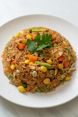  fried rice with green peas, carrot and corn