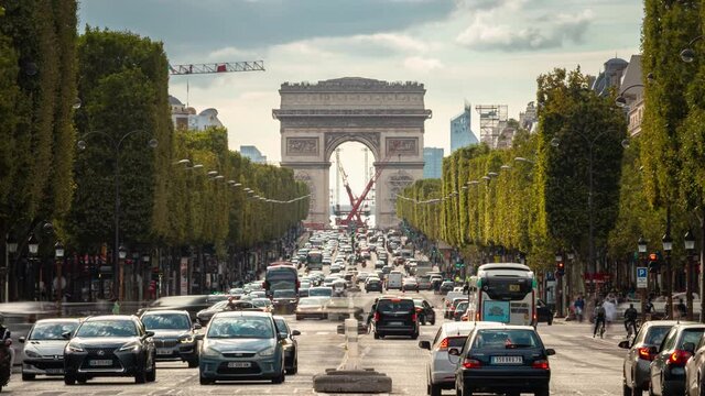 PARIS, FRANCE Arc de Triomphe, cars traffic in avenue des champs &eacute;lys&eacute;es, the return of the movement after the long isolation that was due to covid19, 4K timelapse