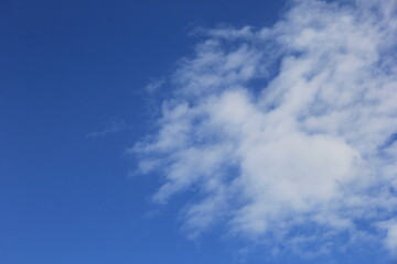 爽やかな青空と白い雲