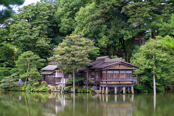 Obraz premium 石川県金沢市にある兼六園周辺の風景 Scenery around Kenrokuen Garden in Kanazawa City, Ishikawa Prefecture, Japan.
