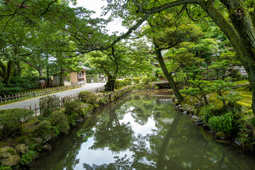 Fototapeta na wymiar 石川県金沢市にある兼六園周辺の風景 Scenery around Kenrokuen Garden in Kanazawa City, Ishikawa Prefecture, Japan.