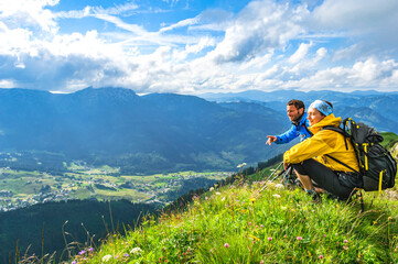 Zwei Wanderer genießen den Bergsommer.
