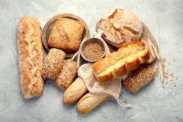 Photo sur Plexiglas Boulangerie Various types of fresh baked bread on light gray background.