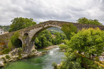Fototapeta na wymiar Puente romano Cangas Onís