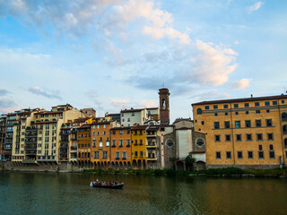 Fototapeta premium Italia, Toscana, Firenze, case sul lungarno al tramonto.