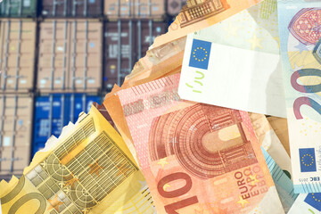Container im Hafen und Euro Geld