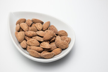 Platillo de Almendras tostadas con piel con fondo blanco