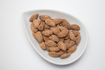 Platillo de Almendras tostadas con piel con fondo blanco