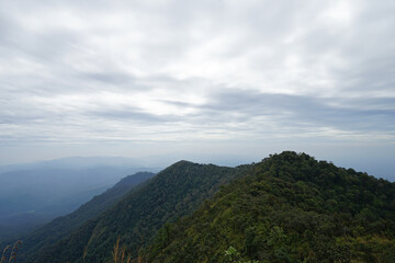 Naklejka premium Natural landscape of green mountain range with cloudy blue sky