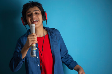 A CHEERFUL TEENAGER LISTENING TO MUSIC AND IMITATING SINGING