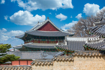 Fototapeta na wymiar Changdeokgung Palace with cherry blossom in spring beautiful and old architecture in Seoul City, Seoul, South Korea.