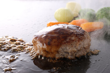 鉄板でハンバーグを焼いている過程