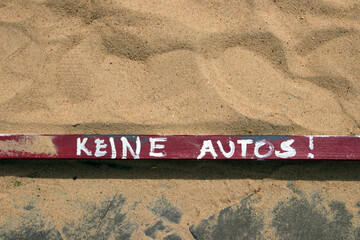 keine autos geschrieben auf den rand eines sandkastens an einer fahrradstraße