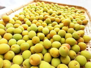 ザルに並べたたくさんの梅