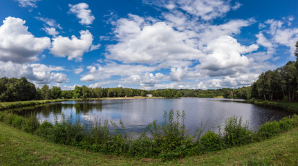 Vigeois (Corrèze, France) - Vue panoramique du lac de Pontcharal en été