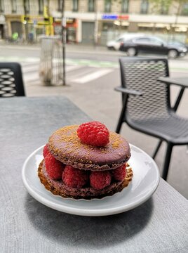 Macaron with raspberries 