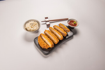 깨끗한 기름에 튀겨 바삭하고 맛있는 돈까스