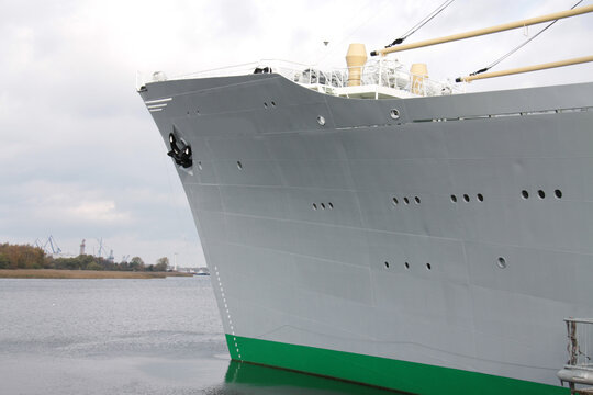 Bug eines Schiffes im Ostseehafen von Rostock