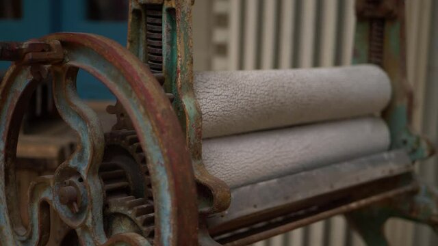 Mangle wringer vintage laundry machine 