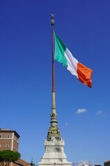 秋晴れの空にイタリア国旗　ヴィットリオ・エマヌエーレ2世記念堂（Monumento Nazionale a Vittorio Emanuele II）