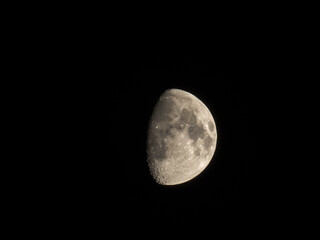 Luna creciente sobre fondo negro. Crescent moon on black background.