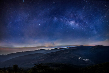 Fototapeta na wymiar The top of Phu Thap Boek from the top in the early morning In the sky there is the Milky Way