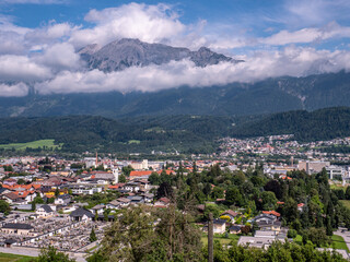 Fototapeta na wymiar Stadtpanorama von Wattens in Tirol Österreich