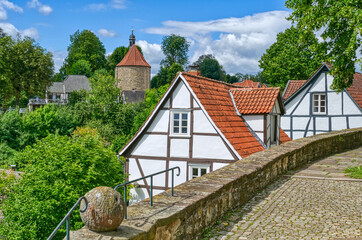 Fototapeta na wymiar Historische Fachwerkhäuser und Kapelle in der Altstadt von Warburg