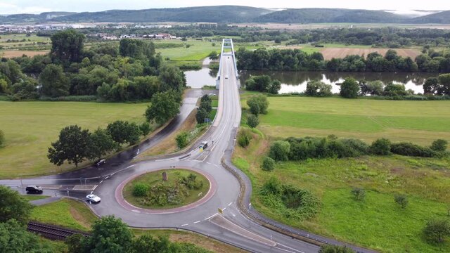 Drohnenaufnahme, Verkehrs-Kreisel und Roland- Schwing- Br&uuml;cke &uuml;ber den Main