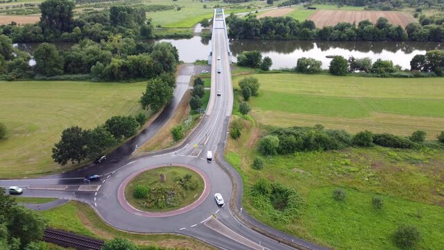 Drohnenaufnahme, Kreisverkehr und Mainbr&uuml;cke