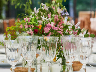 Fototapeta na wymiar Decoración floral mesa evento