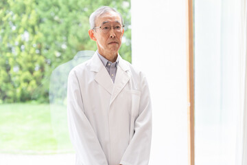 シニア　男性　医者　イメージ