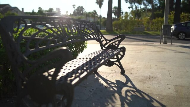 Toma en video con gimbal de un banco de acero gris
