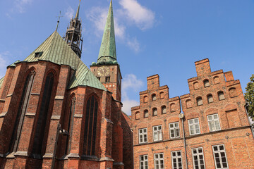 Obraz premium Hanseatische Backsteingotik; St.-Jakobi-Kirche in der Lübecker Altstadt (Blick von Osten)