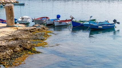 łodzie rybackie zacumowane w porcie, Giovinazzo, Puglia, Włochy - obrazy, fototapety, plakaty