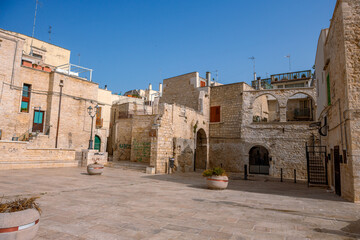 plac w Giovinazzo, małym miasteczku nieopodal Bari w regionie Puglia na południu Włoch - obrazy, fototapety, plakaty