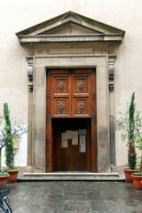 Fototapeta na wymiar An old door in Florence, Italy