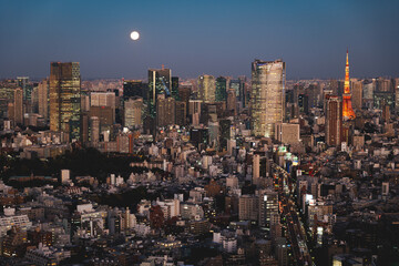 渋谷から見た六本木方面の街並みと満月
