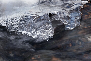 Fließendes Wasser mit gefrorenem Eis