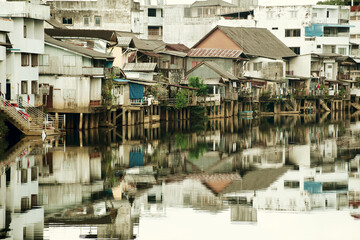 Fototapeta na wymiar Houses along the canal in Chanthaburi Thailand, with reflections in water