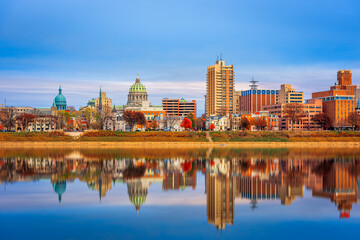 Fototapeta na wymiar Harrisburg, Pennsylvania, USA skyline on the Susquehanna River.